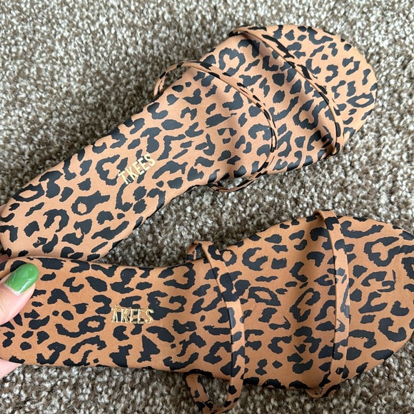 TKEES Sandals - Picture 1 of 2